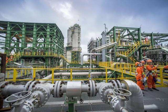 新鳳鳴全資孫公司獨山能源年產30萬噸智能化、功能性差別化聚酯纖維項目投產